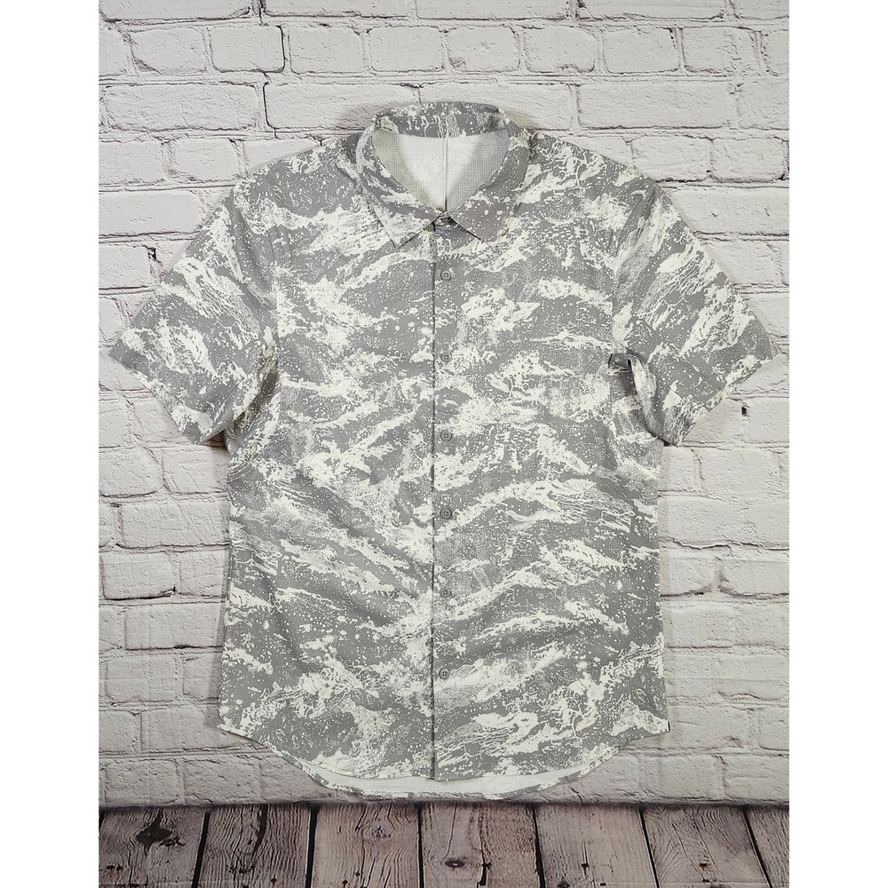 NWOT Lululemon Airing Easy Short Sleeve Shirt Mens Small Grey Tiger Camo Vented